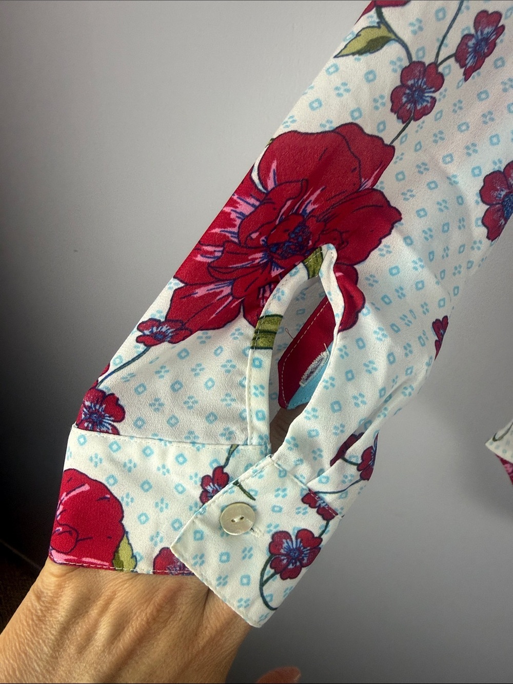 Figueroa & Flower Button-Front Floral Geometric Tie-Hem Medium Shirt Red Floral - Picture 5 of 12